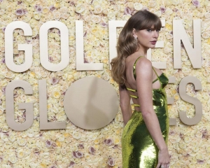 澳洲幸运10开奖官网开奖查询 Golden Globes fashion: Taylor Swift stuns in shimmery green and Margot Robbie goes full Barbie